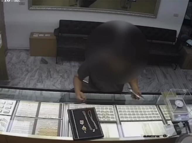 台中市大里區塗城路上某銀樓7日遭竊，1名男子下午5時進入店中謊稱要買金飾，卻趁業者轉身之際摸走1條金墜塞入口袋，隨後又藉口不買離開店家騎車落跑。（民眾提供／潘虹恩台中傳真）