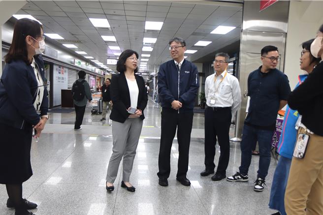 民航局長何淑萍7日赴松山機場了解端午疏運情況。（民航局提供／蔡明亘台北傳真）