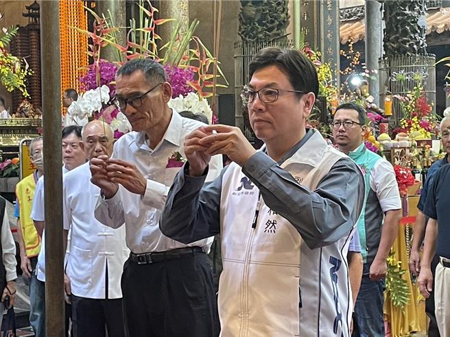 新北市副市長劉和然上午代表市長前往參拜祝壽。（新北市民政局提供）