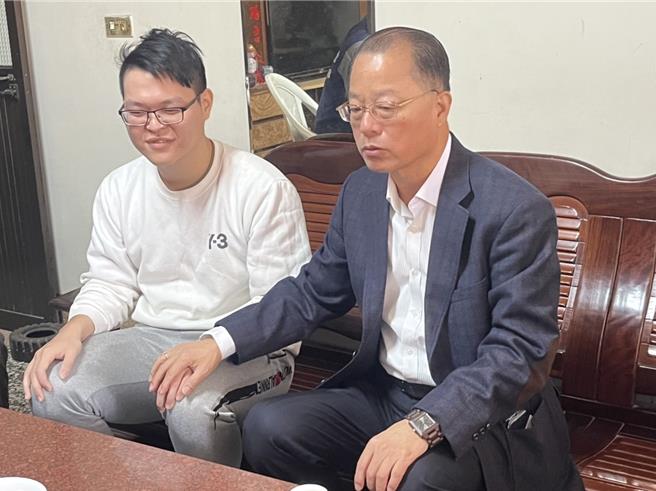 前警政署长黄明昭（右）去年11月到林家探视林俞宏（左）。（周丽兰摄）