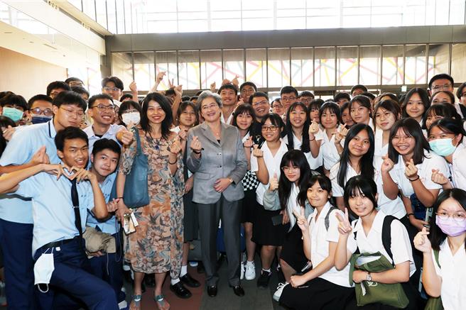 「台南女儿」超微（AMD）执行长苏姿丰7日在大台南会展中心与台南市多所明星高中的学子们亲切互动。（洪荣志摄）