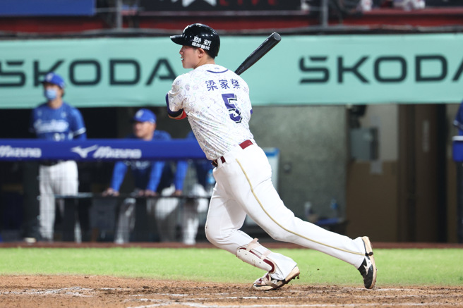 樂天桃猿梁家榮8局下敲出致勝安打，本季首度獲選單場MVP。（樂天桃猿提供）