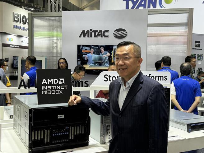 神云科技总经理黄承德说明伺服器布局策略。图／侯冠州