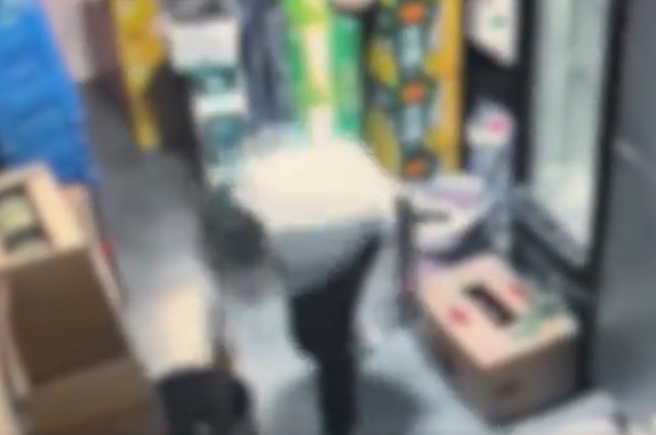 男子三度向火鍋店借廁所，遭到店員拒絕後，竟闖到倉庫排泄，甚至如廁完用酸梅湯洗手。（圖／翻攝自微博）