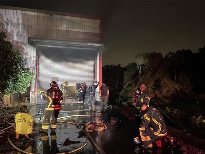 西螺、二崙、莿桐等分隊車組漏夜噴水降溫。（周麗蘭攝）