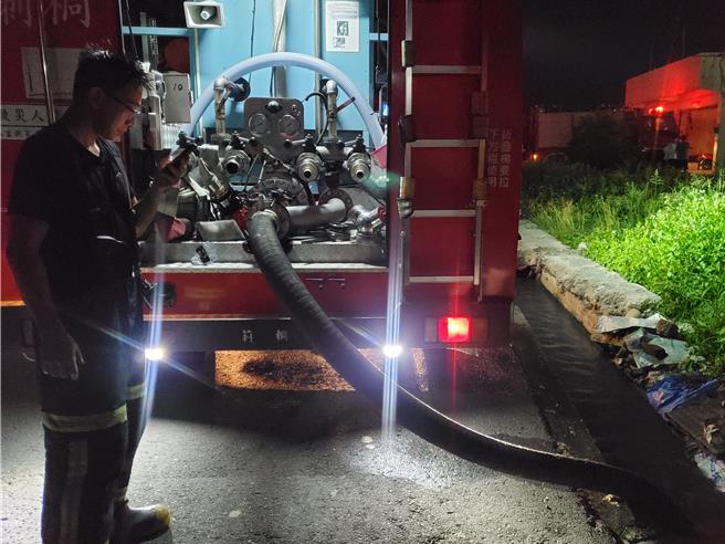 水箱車自灌溉溝渠取水。（周麗蘭攝）