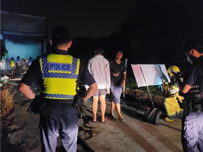 縣議員、第二大隊義消副大隊長李明哲（背面）前往協助、關切。（周麗蘭攝）