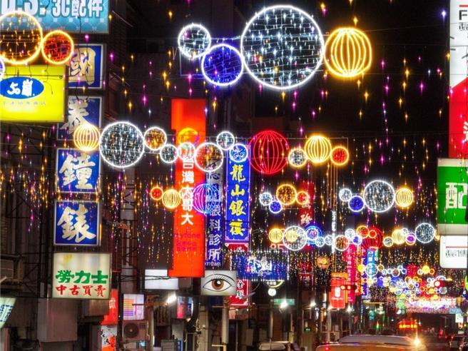 彰化县鹿港庆端阳小镇光影艺术节」7日晚间开灯，鹿港镇中山路等灯区美如不夜城。（彰化县政府提供／孙英哲彰化传真）