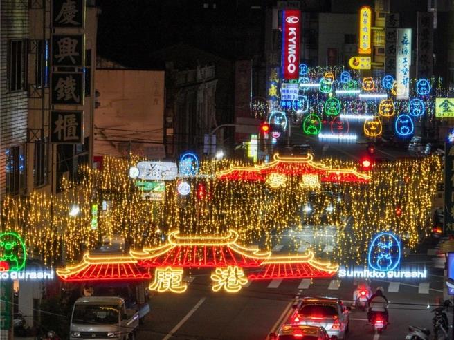 彰化县鹿港庆端阳小镇光影艺术节」7日晚间开灯，鹿港镇中山路等灯区美如不夜城。（彰化县政府提供／孙英哲彰化传真）