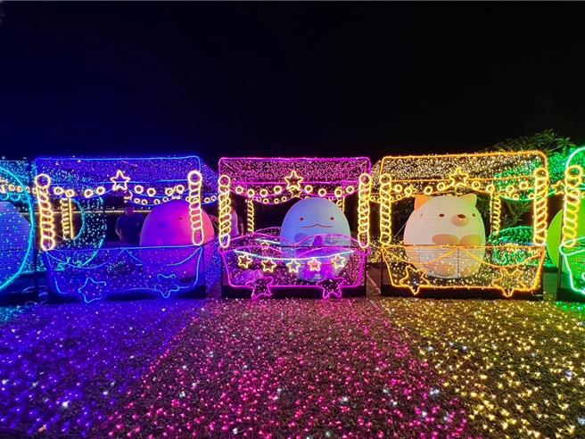 「2024鹿港庆端阳-小镇光影艺术节」与日本疗癒系IP「角落小伙伴」合作，7日晚间开灯后，将展至8月4日。（彰化县政府提供／孙英哲彰化传真）