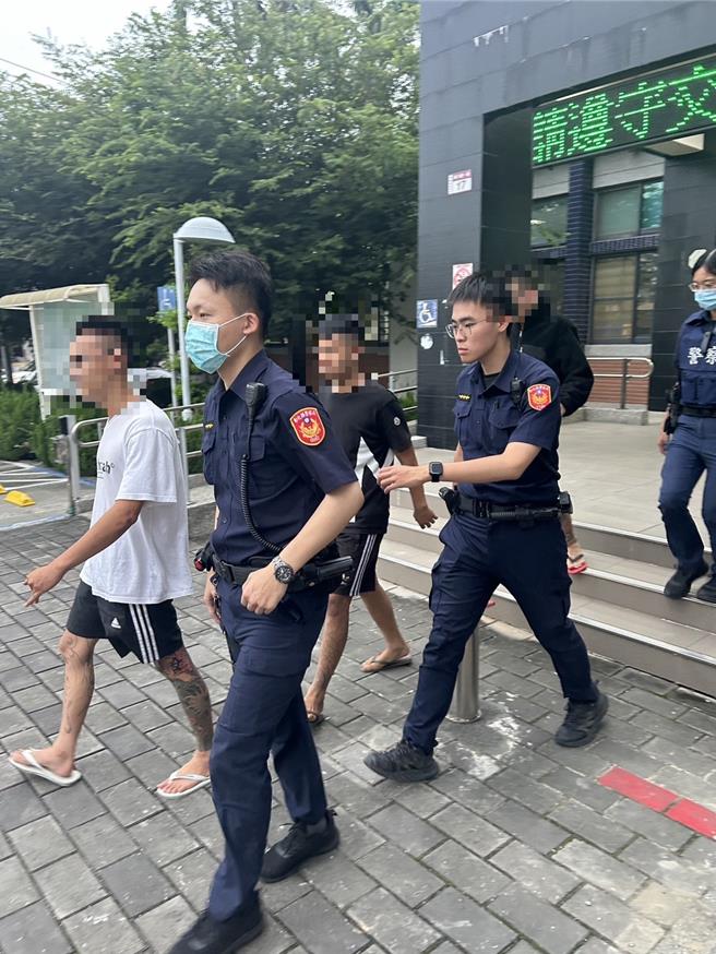 疑因与行口业者儿子有金钱纠纷，刘嫌持棍棒毁损摊位，林姓少年持手机录影，唐嫌在外把风，3人讯后被警方依毁损罪，移送彰化地检署侦办。（民眾提供／叶静美彰化传真）