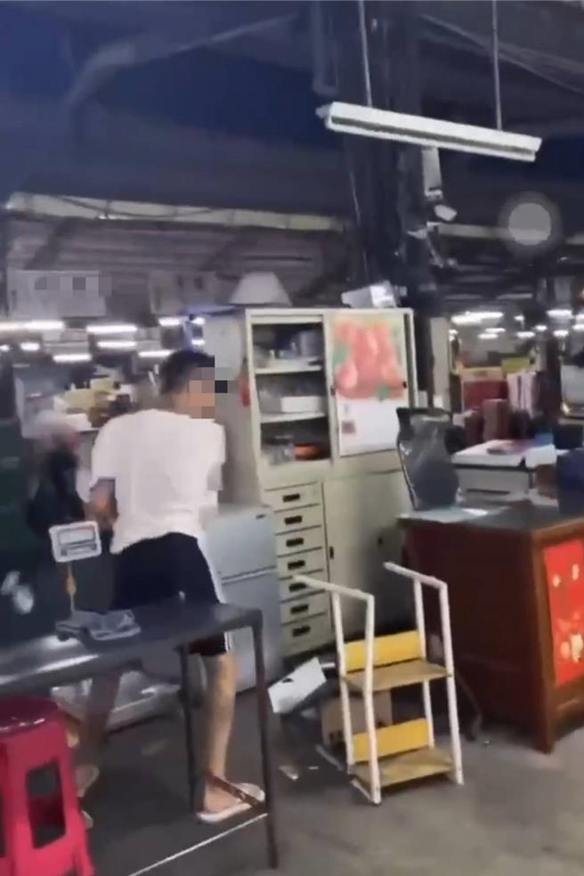 员林果菜市场1间行口，今日凌晨零时许，遭人闯入持棍棒猛砸，初步了解起因疑与行口业者的儿子，在外与人有金钱纠纷有关，无人受伤。（民眾提供／叶静美彰化传真）