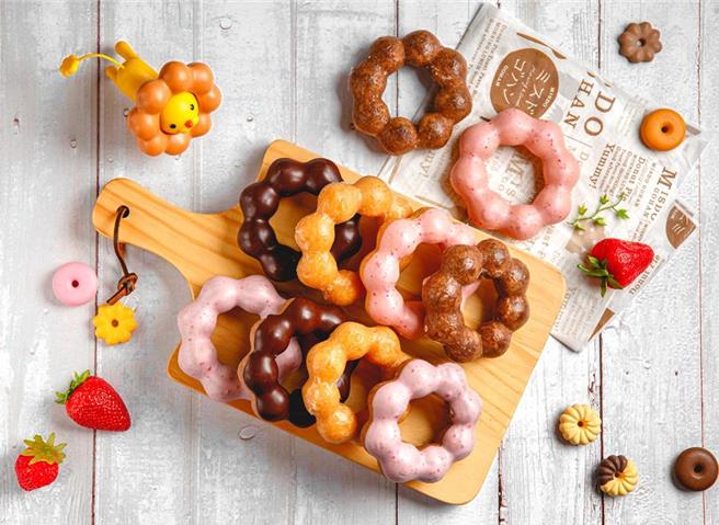 即日起至6月10日，任選10入甜甜圈即享有299元的優惠價，如果民眾持悠遊付／卡付款，即加贈1顆蜜糖波堤。(Mister Donut 統一多拿滋提供)