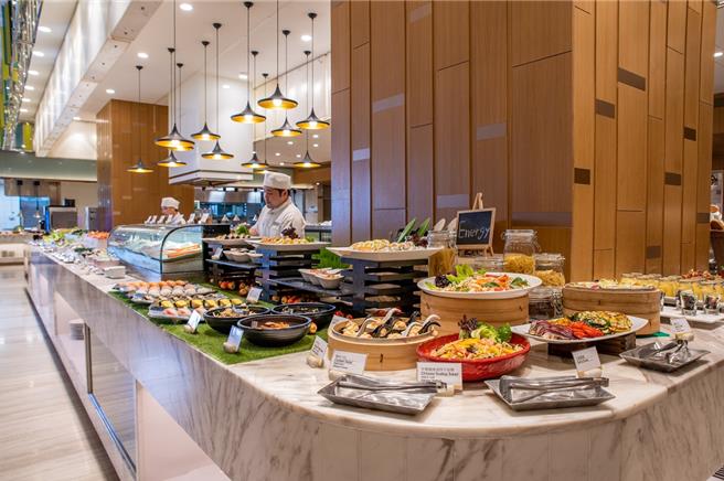 「敘日」全日餐廳推出6月限定優惠，出示當月中華職棒票根，不分平假日與午晚餐，兩人同行享第2人餐費半價。(六福旅遊集團提供)