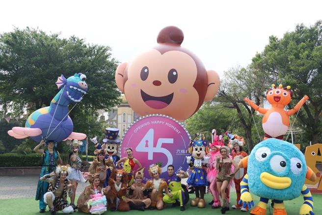 六福村推出端午連假優惠，原價1199元的門票，桃、竹鄉親享599元優惠，龍潭、關西鄉親更享399元優惠價，外縣市的民眾則有12歲以下孩童票價399元的好康。(六福村主題遊樂園提供)