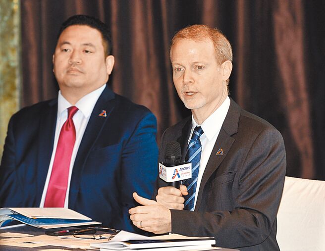 台湾美国商会AmCham 6日发布2024台湾白皮书，台湾美国商会理事长Dan Silver（右）表示，能信赖的电力供应，是许多美商会员在白皮书上反映的重点，且期待能预估并掌握电价的审议流程。左为台湾美国商会执行长林博智。图／顏谦隆