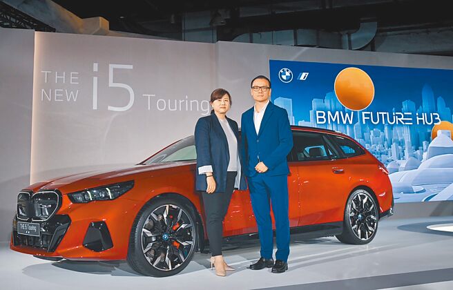 BMW总代理汎德总经理李昀洁（左）与BMW Group台港澳执行董事Raymond Tan出席新款电动车i5 Touring发表会。图／业者提供