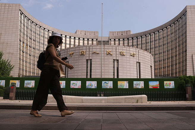 农村金融机构的资金涌入大陆国债市场，人行近日暗示，必要时出手降温。图／中新社