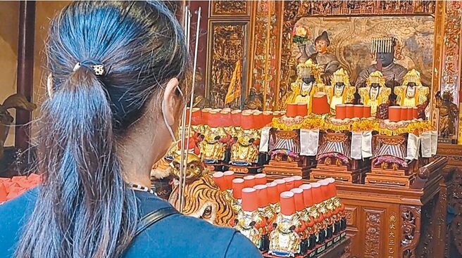 嘉义县某国小女童被代课老师不当管教，出现情绪障碍症状，女童家长到住家附近庙宇拜拜，祈求神明保佑女儿。（读者提供／吕妍庭嘉义传真）