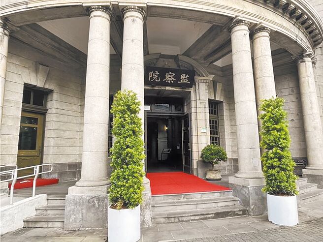 前連江縣產發處長劉德全2016年起利用職務之便，向3家得標廠商索取超過百萬元賄款，還要求業者屠殺83隻梅花鹿，監察院上月全票通過彈劾案，6日再糾正連江縣政府，並函請農業部及連江縣政府檢討改進。（本報資料照片）