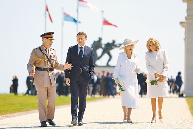 英王查尔斯三世、王后卡蜜拉、法国总统马克宏伉俪6日出席「诺曼第登陆」80周年纪念活动。（路透）