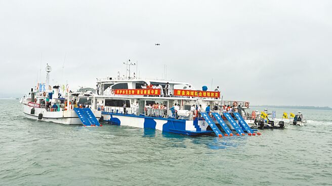 金門縣水產試驗所與廈門市海洋發展局，6日上午舉辦「兩岸聯合魚苗放流活動」，在金廈海域放流多達569萬尾魚苗。（于家麒攝）