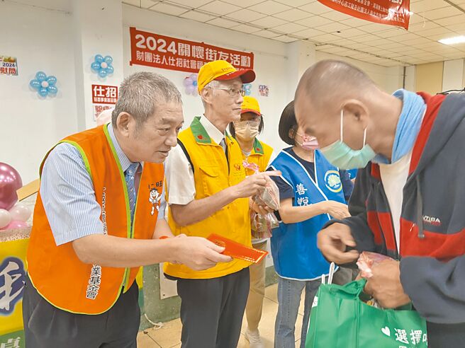 仕招社会福利慈善事业基金会6日在板桥举办「2024年粽爱飘香庆端午」街友关怀活动，由课长周哲仁（左）代表，发给每位街友500元端节慰问金。（王扬杰摄）