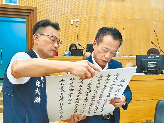 為表達地方立場，嘉義縣議員陳柏麟（左）6日擬了抗議聲明書，限期嘉義市政府年底前針對焚化爐回饋做出回應，否則將率員到市府抗議，嘉義縣長翁章梁（右）率先在聲明書上簽名。（讀者提供／呂妍庭嘉義傳真）
