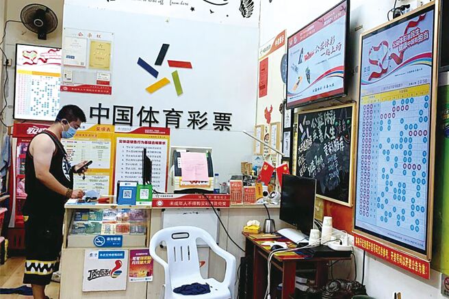 在大陸的社交平台，刮彩票是一個熱門話題，但近期這些刮刮樂愛好者，卻改成分享哪裡彩票已賣斷貨的消息。（中新社）