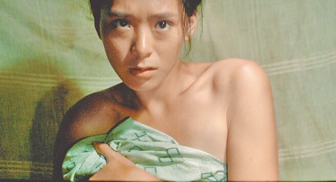 夏文汐在《杀夫》片中饰演村妇林市，有大尺度的演出。（国家影视听中心提供）