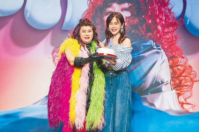 林美秀（左）6日舉辦發片記者會，彭佳慧特地站台。（繁星浩月提供）