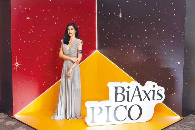 林熙蕾6日出席醫美活動，一襲銀色低胸禮服展現好身材。（品牌提供）