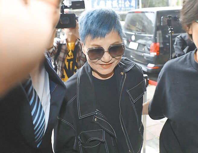 张小燕6日到灵堂致意，看起来气色不错。（侯世骏摄）