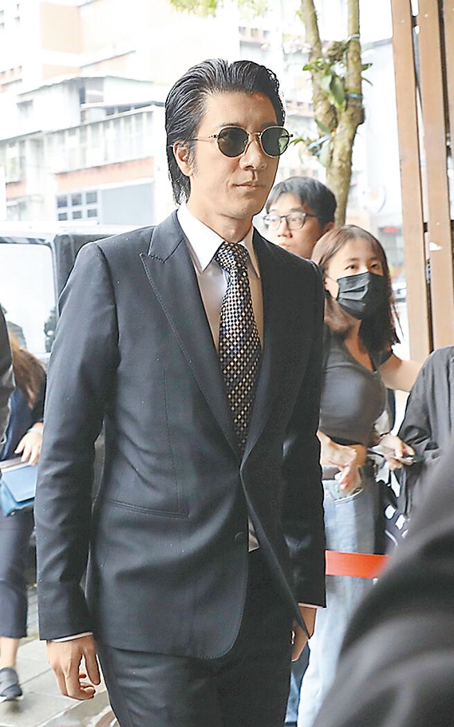 王力宏6日步出会馆时神情哀戚，不发一语。（侯世骏摄）