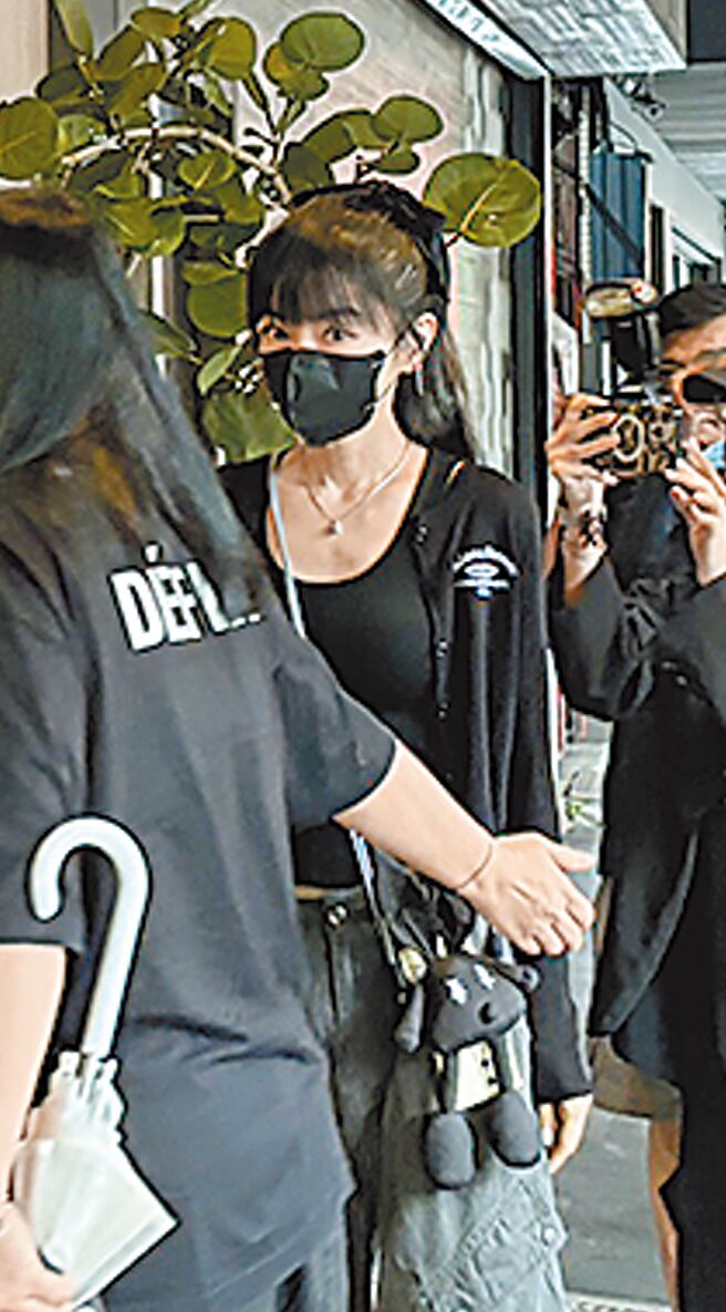 谢金燕6日一早就来到邱瓈宽母亲的追思灵堂。（黄雯犀摄）