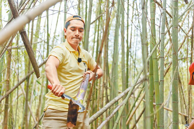 王傳一在採收竹筍時遭利刃割到手，當場血流不止。（好看娛樂提供）