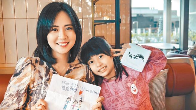 中天主播何橞瑢（左）擁有1個寶貝女兒，已替她報名小小主播營。（中天提供）