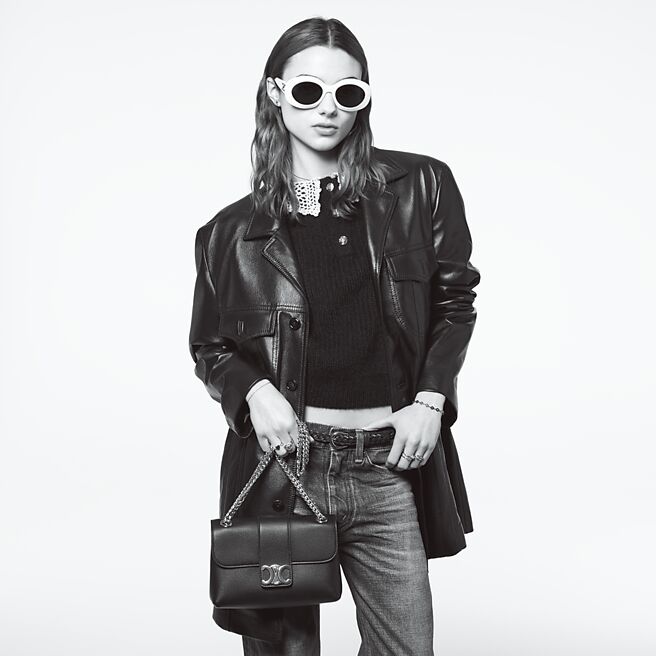 黑白调性风格是Hedi最热爱的一种大片呈现方式，透过无彩度摄影，可以更直接的传达人物情绪与情感波动。（CELINE提供）