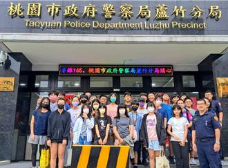 南美國小參訪蘆竹分局 與大型重機帥氣合影