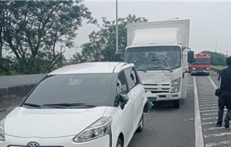 未注意车前状况出事了 货车追撞小客车酿3伤