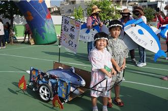 東港端午很熱鬧  親子健走「百萬黑鮪魚車」超吸睛