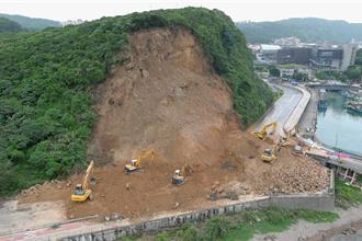 端午連假不休息！潮境山崩搶通第6天 清逾3000立方公尺土石