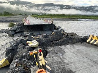 不敵大雨溪水沖刷 玉里高寮大橋便道搶通不到1天又斷