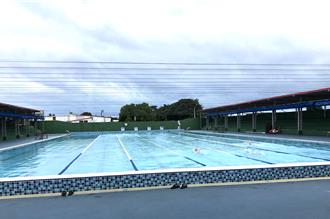 台東高中泳池穿襪子游泳 校方證實原因有洋蔥