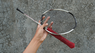 看人打羽球竟出事 球拍斷裂飛出 6歲女童爆頭亡