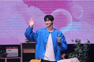 邊佑錫見面會被台粉這舉動惹哭！台上直接更衣化身《庫洛魔法使》