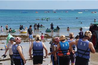 比出國貴？墾丁端午人潮湧現 遊客：看怎麼玩啦