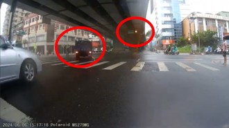 小貨車搶燈左轉「衝衝衝」 警察指揮交通險遭撞飛！