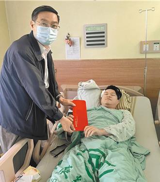 枪战负伤勇警考绩乙等？　「部长关切」警局将申请专案考绩