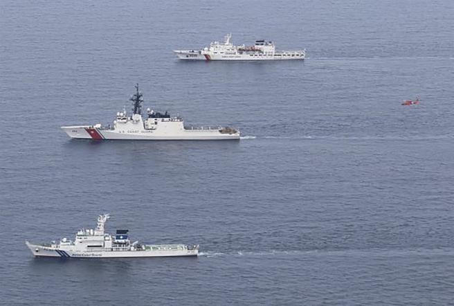 南韓警備艦「太平洋16號」（左）與美國巡邏艦「維希號」（右）也藉本次機會，首次訪問舞鶴港。（取自日本海上保安廳「X」帳號）